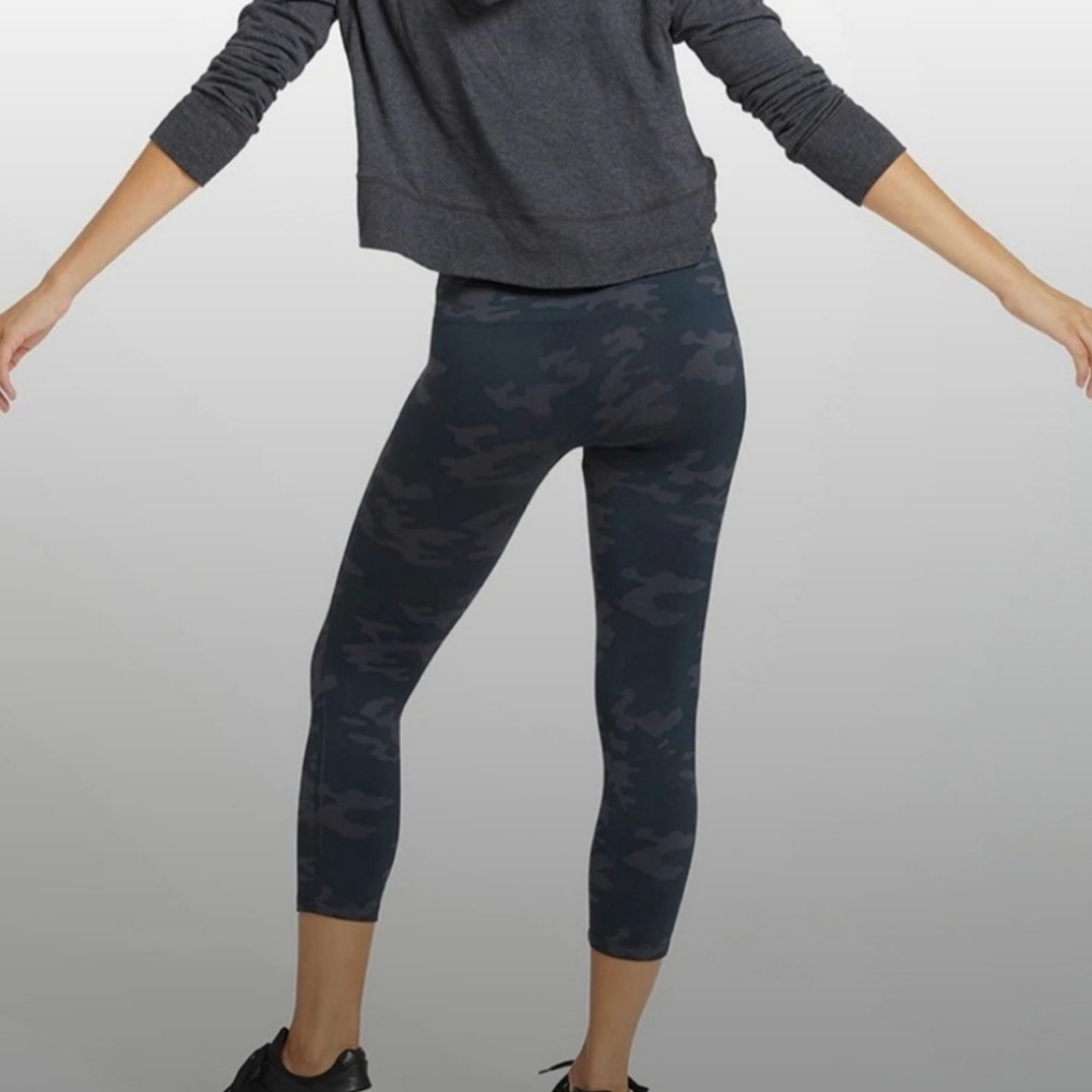 NWT SPANX Look At Me Now Seamless Shaping Cropped Camo Leggings - Picture 4 of 10